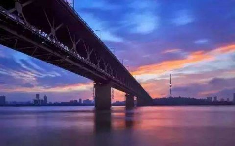 我国长江大桥总量已达135座，其中在建32座