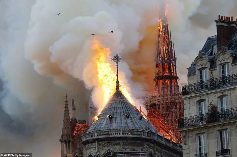 别了！巴黎圣母院！800年古迹被烧毁，全人类最伤心的一天