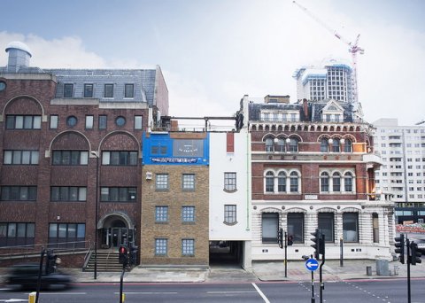 ׶һµߵķ London building turned upside down by