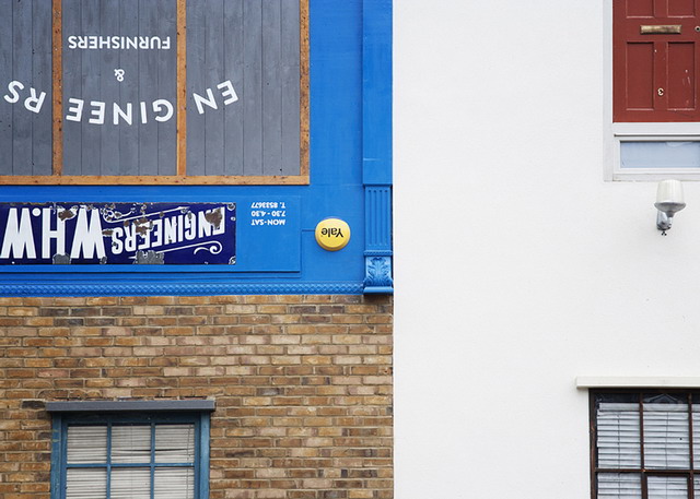 ׶һµߵķ London building turned upside down by