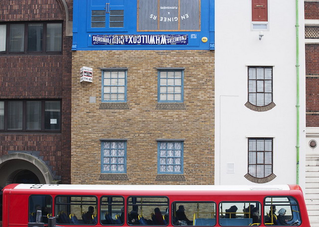 ׶һµߵķ London building turned upside down by