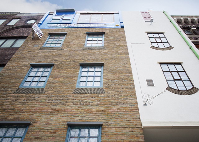 ׶һµߵķ London building turned upside down by