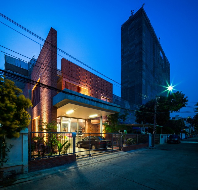 Ngamwongwanסլ Ngamwongwan House by Junsekino Architect