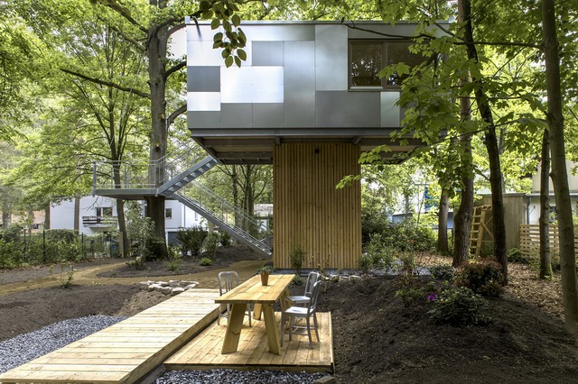 Zehlendorf Urban Treehouse by baumraum