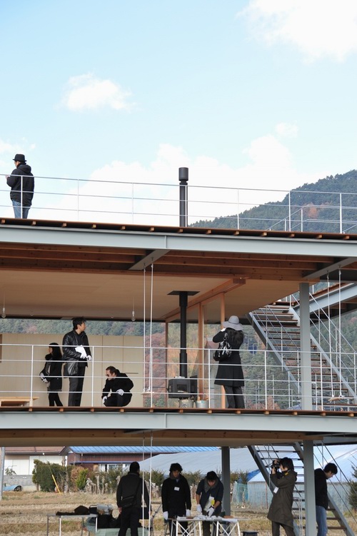 Dominoסլ Domino House in Rice Paddy by TEZUKA ARCHITEC